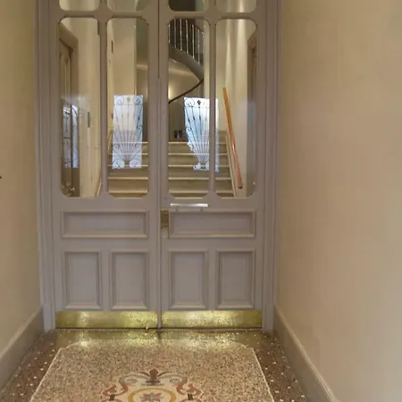 Golden Triangle 2br/2ba Apartment *