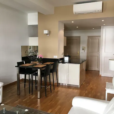 Golden Triangle 2br/2ba Apartment *